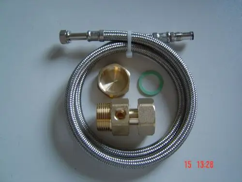 Anschlusssatz bestehend aus einem flexiblen Rohr mit Metallummantelung, einem Messingventil, einer Mutternverbindung und einem Dichtungsring, geeignet für Remeha Produkte.